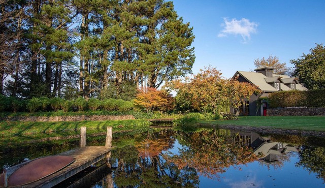 Getawayz NSW - Architectural Masterpiece - The Lakeside Barn.