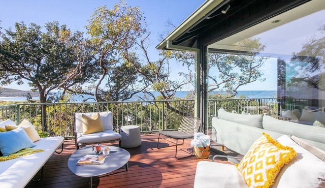 Great views, easy walk to beach and bay in bush setting