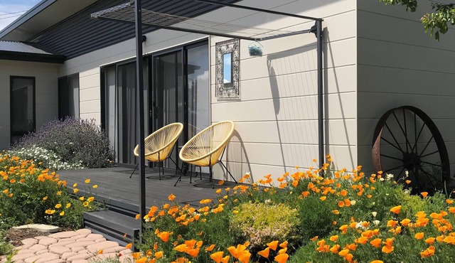 Guesthouse retreat with free secure parking - work and relax in Canberra South