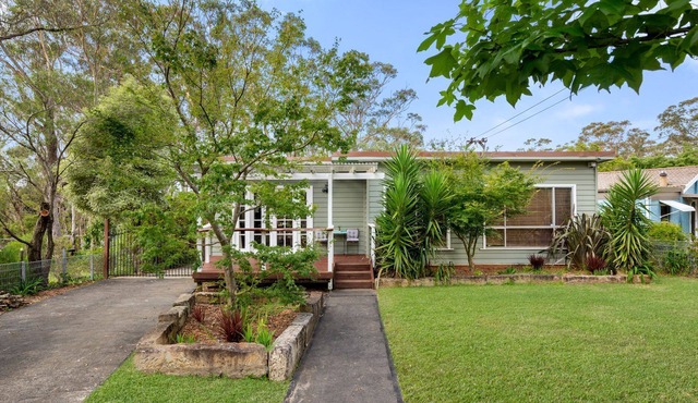 Gumtree Cottage in a quiet street with fenced yard