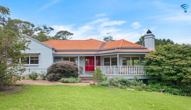 Hillview Cottage – beautiful gardens, distant views and a comfortable stroll to town