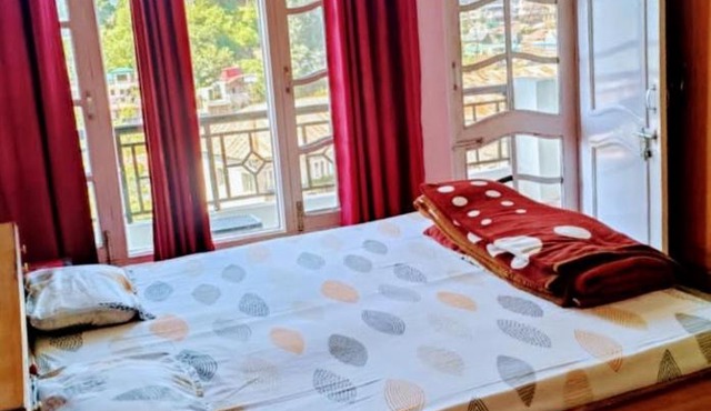 Home Homestay 2BHK Couple & Family friendly prime location-Easy access to Mall Rd-city view- kitchen