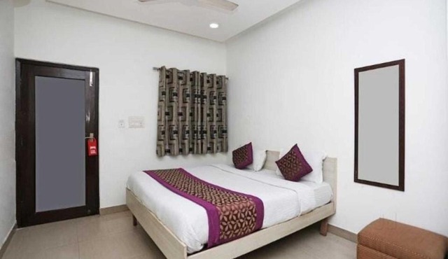Hotel Bir - Near Nizamuddin Railway Station