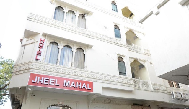 Hotel Jheel Mahal near City Palace