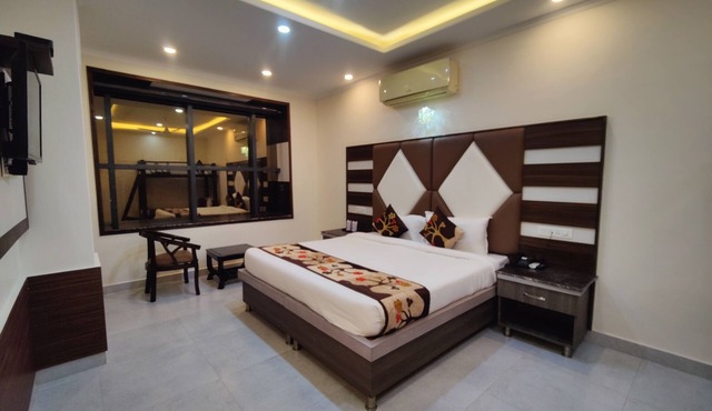 Hotel Mandi Heights - Bar, Fine Dining & Banquet Hall