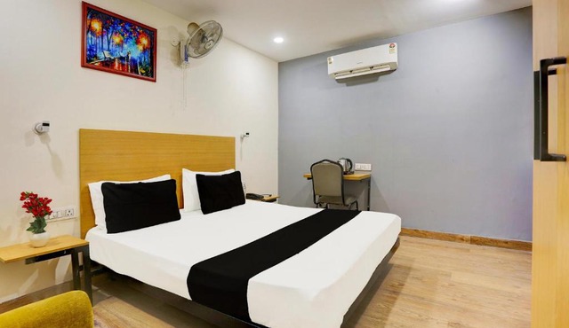 Hotel O Near Anand Vihar Metro Station