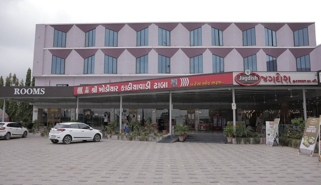 Hotel Rangoli - 10 min from Palsana Chowk