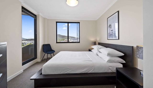 Inner-City 2-Bed with Parking, Pool, Gym & BBQ
