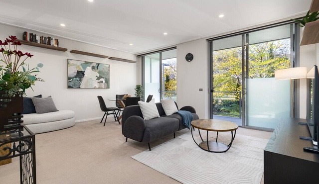 Inner City Escape with Pool and Gym by Glebe Park