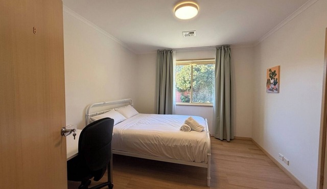 Inner North Gem | King Room Near ANU and City Centre