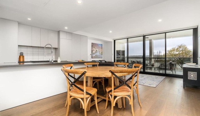 Kingston Foreshore Apt with Water Views - Hosted by Canstay
