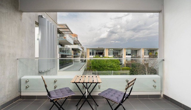 Kingston Foreshore Flat with Garden View