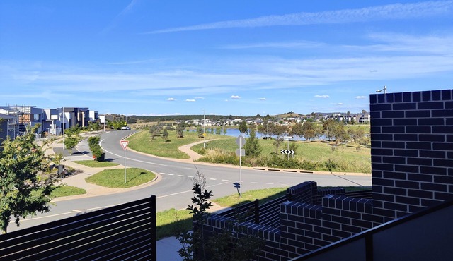 Lakeside brand new settled townhouse，near shops