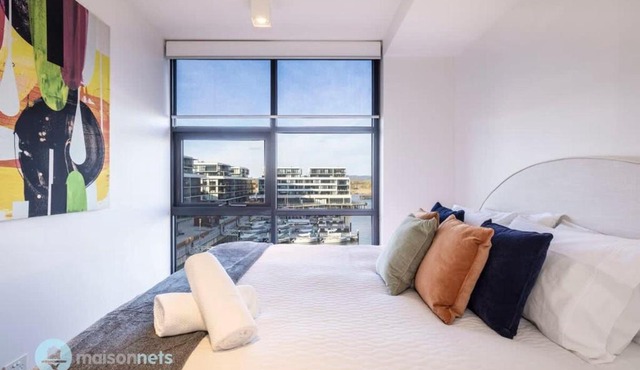 Large Modern 2 Bdrm Apt, Water Views, 2x Car Spots