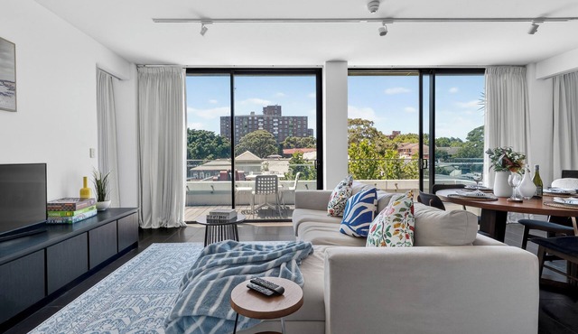 Luxury Apartment with Big East Facing Balcony 3 min walk to Central Station