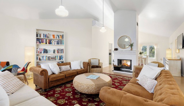 Luxury at Crackenback Sleeps 10 wood fire relax & reconnect with loved ones.