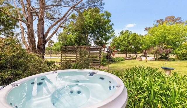Luxury Wamboin Farmhouse- Spa, Chef’s Kitchen, 5BR