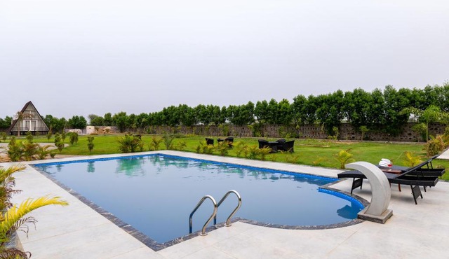 Malik Farms Countryside Wooden Cottage on 2 Acre Estate with Shared Pool, Garden & Restaurant