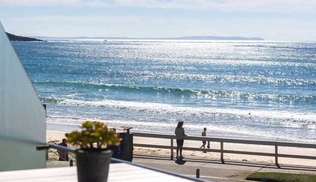 Mariners 5 - Wake up to the waves in this stunning beachfront unit