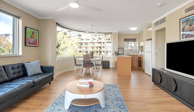 Marquis II - Massive One Bedroom, Fully Renovated Designer Apartment in the Heart of Kings Cross