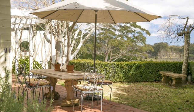 Milton Park Villa 5 -quirky, stylish with gorgeous garden setting