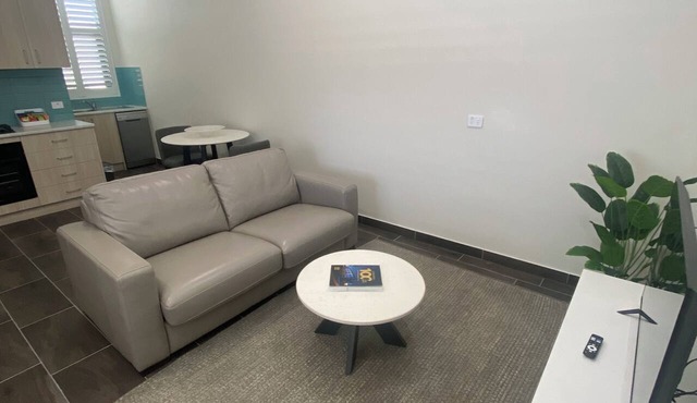 Modern 1-Bedroom Apartment in Goulburn CBD – Ideal for Work or Leisure