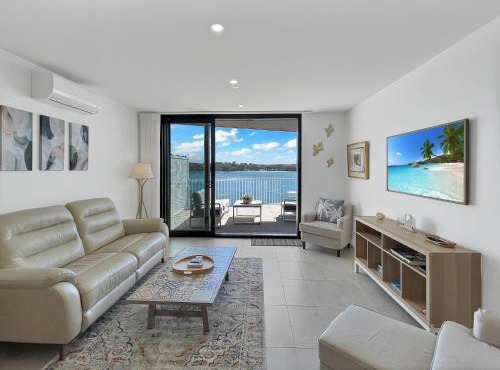 Modern 2-Bedroom Apartment with Pool Access