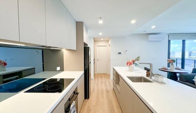 Modern One-bedroom in Phillip with Parking