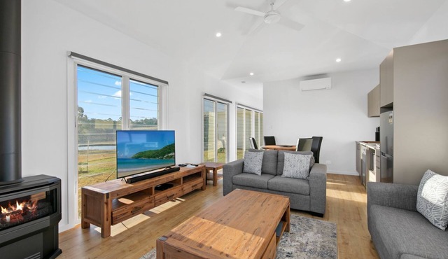 Molly Morgan Vineyard Lovedale Breakaway Villas . Sleeps Up to 6