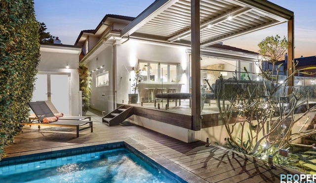 Mosman Galendene Luxury Family Home - views to city and pool