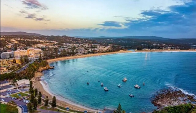 New cottage w/ outdoor spa/private deck, 10 min walk to Terrigal/Wamberal beach