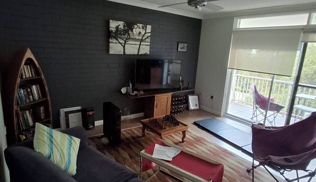 New on the listings. North Beach Apartment, walk to Stuart Park or Cliff Road.
