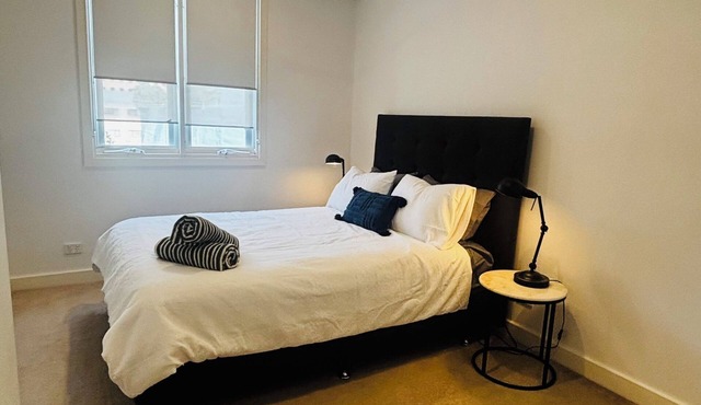Newcastle Wharfside Retreat - Newcastle city, harbour & beaches - free parking