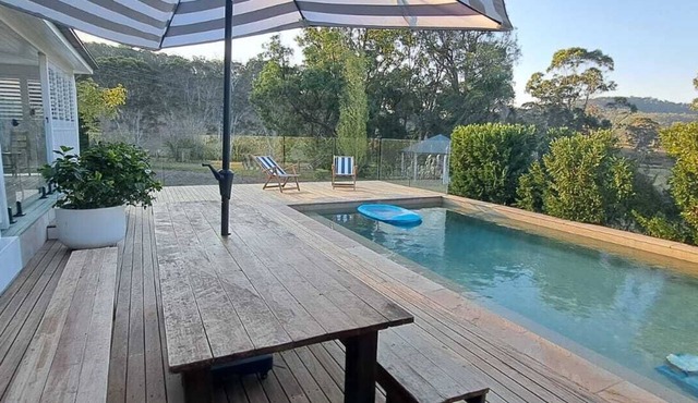 Newly renovated 2 bedroom farmhouse with swimming pool. Walk to Wollombi village