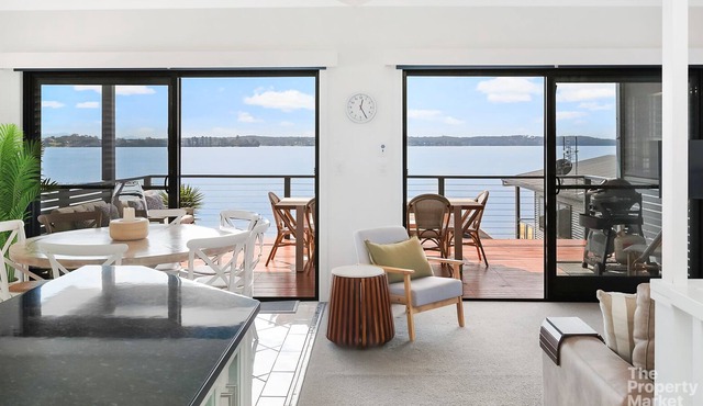 Paddles by The Bay - Stylish Waterfront Retreat