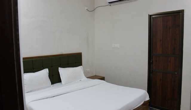 Paradise Nest-Perfect for solo travelers & couples in Varanasi. Near Assi Ghat