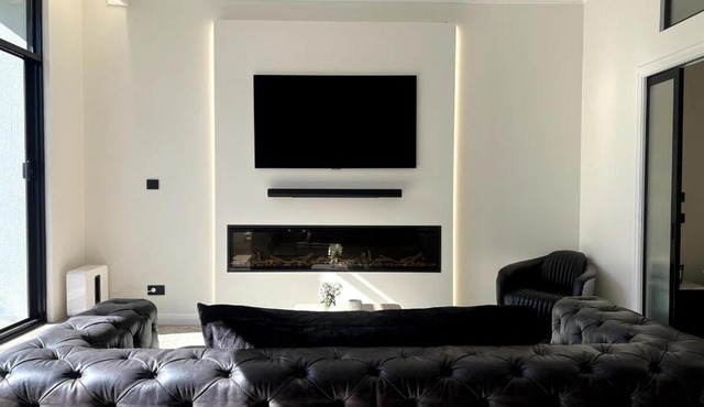 Peaceful Modern Luxe City View Suite with Parking
