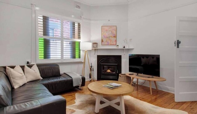 Peter Cottage. Fireplace & Deck. Wagga Wagga CBD