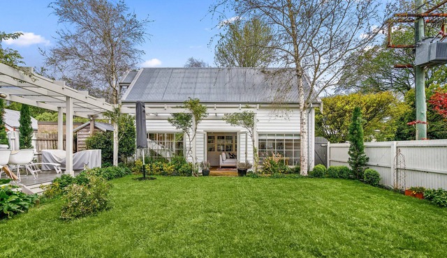 Picturesque 3-Bed Rural Cottage with a Lush Garden