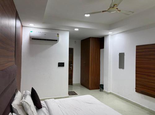 PLAY HOTEL BUDHA TOWER sector 18 metro