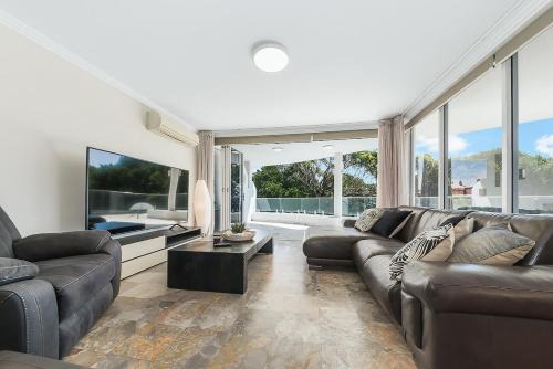 Premium Beachfront Stay, Space & Style APT