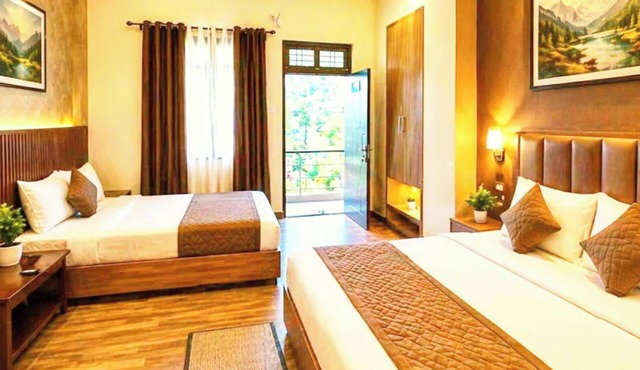 Premium Hotel Girish Heritage Stay