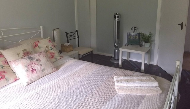 Private, cosy queen room w ensuite (pet friendly)
