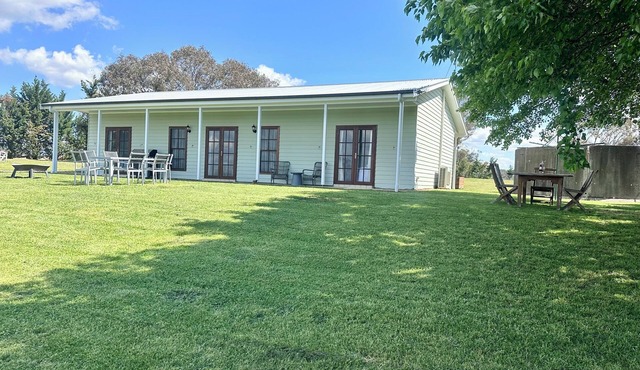 Red Hill Farmstay Bathurst, 3BR Country Stay, only minutes to CBD. Sleeps 8