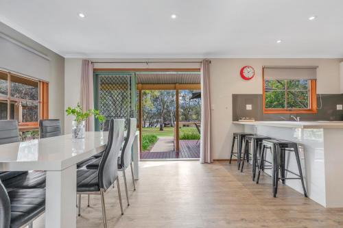 Riverfront Escape - Pool Fun and Space for Everyone in Moama