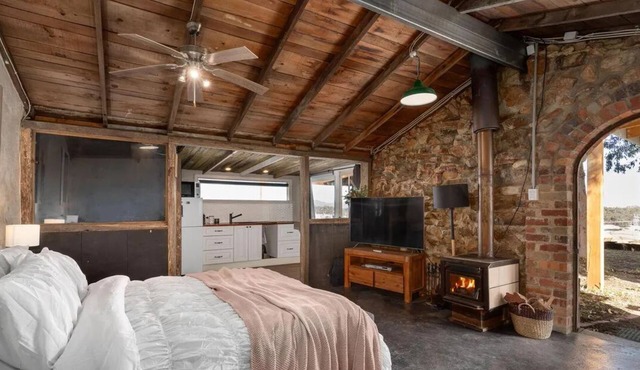 Romantic Stone Cottage with endless views over the Yarra Valley in Kangaroo Ground