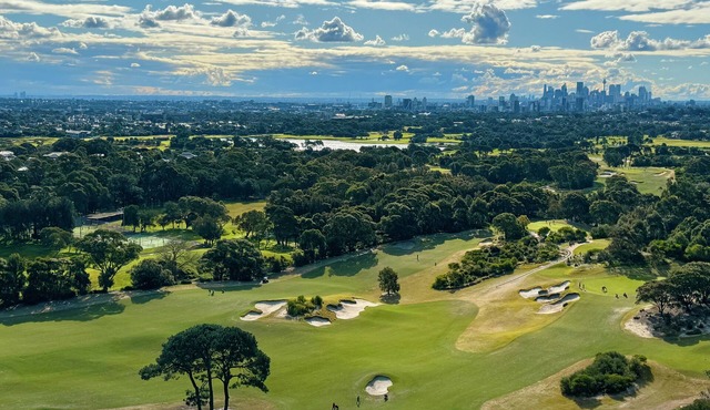 Rooftop Penthouse - panoramic views of a golf course, city skyline & Botany Bay
