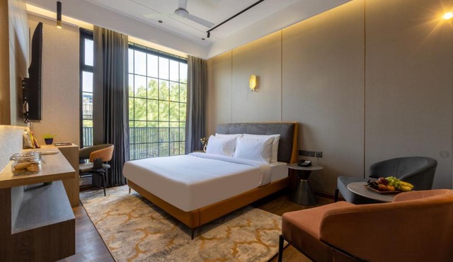 Saltstayz Premier - Noida, Near Sector 18 Metro station