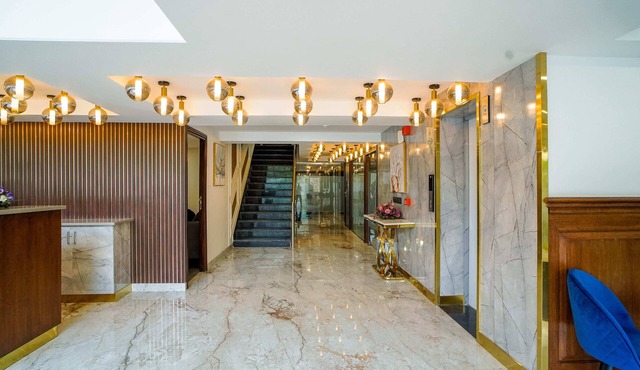 Saltstayz Select - Golf Course Road & Sector 57