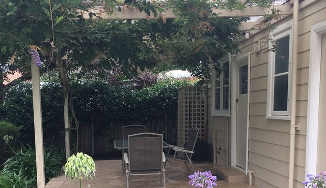 Sherwood Cottage- 5 mins walk to town, yet lovely private position, pets welcome